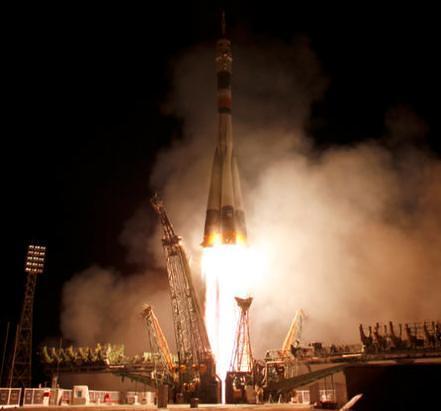 Soyuz-launching-at-night.jpg